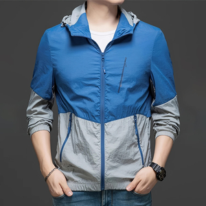 เสื้อแจ็คเก็ตผู้ชาย OEM สำหรับฤดูหนาว มีฮู้ด แต่งสีตัดกัน โลโก้ด้านหน้า เหมาะสำหรับกิจกรรมกลางแจ้ง ป้องกันแสงแดด ระบายอากาศได้ดี แห้งเร็ว คุณภาพสูง แฟชั่น - Product Image 1