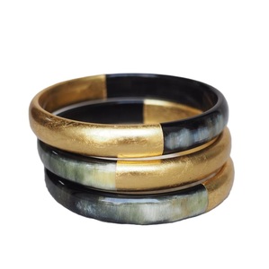 Brazaletes de cuerno de Búfalo con tamaños y diseños personalizables Brazaletes de cuerno de buey de color natural con estilos de superficie brillante y mate - Product Image 3
