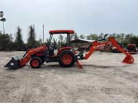 KUBOTA M62 TLB chargeur frontal et BACKHOE tracteur kubota complet attaché