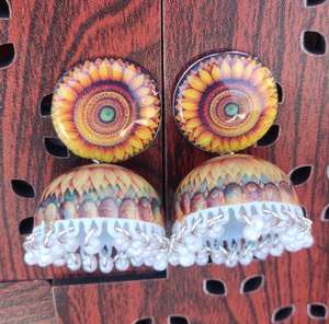 Pendientes Jhumka de diseñador Meenakari con perlas adornadas Ghunghru arte de esmalte indio tradicional en motivos florales vibrantes - Product Image 2