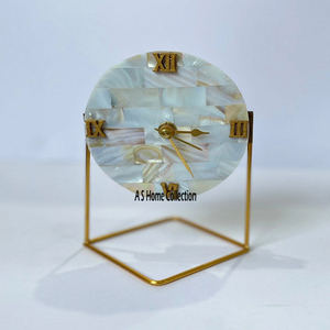 Horloge de table de style moderne et fantaisie de haute qualité faite à la main en nacre de perles finition argentée décorations de bureau à domicile - Product Image 2