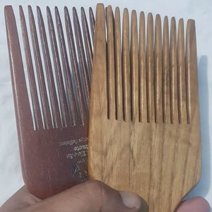 Peine de Cuerno de Búfalo con Dientes y Mango de Plástico - Artesanía Ecológica Hecha a Mano para el Cuidado del Cabello, Procedente de la India - Product Image 1