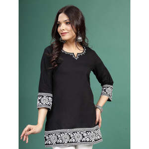 Descubra la fusión perfecta entre simplicidad y refinamiento con nuestro cómodo Kurti corto de algodón negro para mujer. - Product Image 4