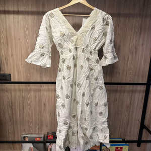 Robe longue chic et simple à col en V pour femme conçue avec un matériau léger pour un look décontracté mais sophistiqué - Product Image 2