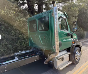 GRANDE VENTE 2020 - Camion d'occasion Freightliner Cascadia 125 à double essieu, boîte manuelle 10 vitesses, PRÊT À ÊTRE EXPÉDIÉ - Product Image 2