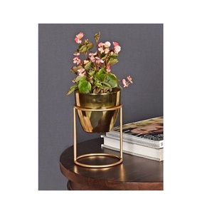 Jardinière en métal d'extérieur avec support pour l'aménagement paysager et la décoration de patio offrant une forte protection contre les intempéries - Product Image 1