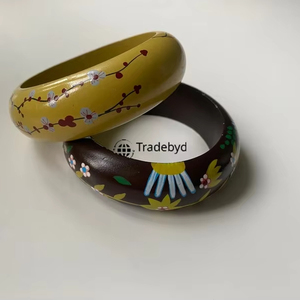 Bracelets en bois naturel Bijoux ethniques faits à la main pour femmes et filles par Tradebyd - Product Image 1