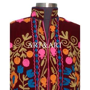 Chaqueta Acolchada Suzani de Estilo Tradicional Único para Mujer, Hecha a Mano con Tela Bordada de Algodón con Diseño Floral, Ecológica, para Otoño - Product Image 3