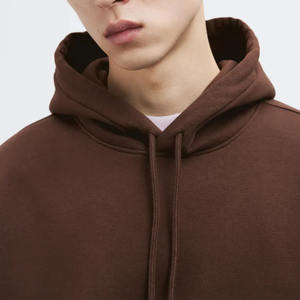 Sudadera con capucha cómoda de color marrón oscuro para hombre, de algodón grueso, con hombros caídos y puños acanalados. - Product Image 4