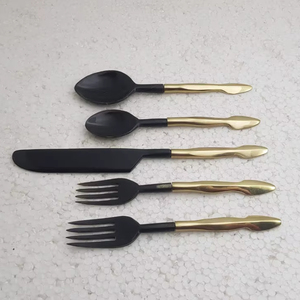 Ensemble de couverts en acier inoxydable plaqué or moderne, cinq pièces, cuillère, fourchette, design durable, compatible lave-vaisselle - Product Image 1