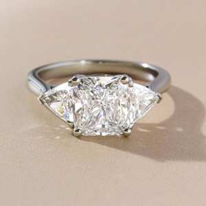 Bague Moissanite à trois pierres coupe coussin sans défaut avec pierres latérales Trilliant 4.5 carats bague de fiançailles faite à la main pour femme - Product Image 1
