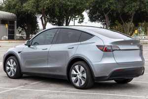 Valor excepcional 2024 T e s l a Mo del Y AWD de largo alcance de doble motor AWD, rango de 310 millas - Product Image 3