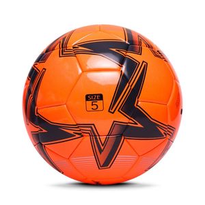 Ballon de football d'entraînement en PVC orange fluorescent avec panneaux cousus à la machine pour exercices pour jeunes ou pratique à haute visibilité - Product Image 2