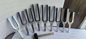 Fourche de sonothérapie (CHAKRA) pour la guérison par le son (LOT DE 8) – Grandes fourches géantes - Product Image 6