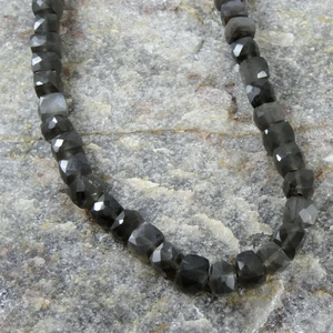 Top Grade 7mm 8mm naturel Flashy gris pierre de lune à facettes Cube perles collier fabriqués à la main perles de pierres précieuses bijoux du fournisseur - Product Image 4