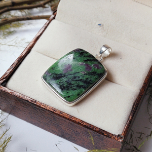 Colgante de Gema de Cabujón Rectangular de Rubí Zoisita - Plata de Ley 925 para Fabricación de Joyas al por Mayor - Product Image 6