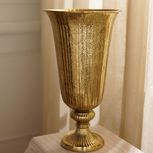 Elegante florero de metal alto martillado decorativo de aluminio acanalado dorado para decoración de bodas como centro de mesa - Product Image 1
