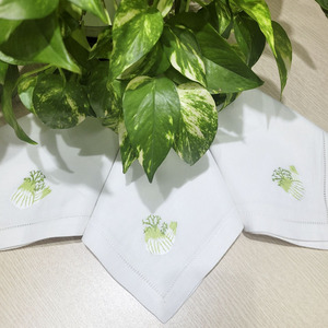 Serviette de table en coton blanc personnalisé avec point de couture Serviette de table jetable avec motif végétal brodé pour événements hôteliers à domicile - Product Image 1