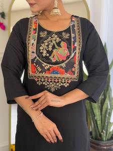 Ensemble Kurti élégant et moderne en viscose Chanderi brodée, séchage rapide, pour femmes, comprenant un bas et un dupatta, vente en gros, fêtes, style indien - Product Image 3