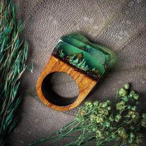 Elegante Anillo de Resina y Madera con Acabado Artesanal en Epoxi, Color y Talla Personalizables, Almacenamiento Moderno y de Lujo para Regalos - Product Image 1