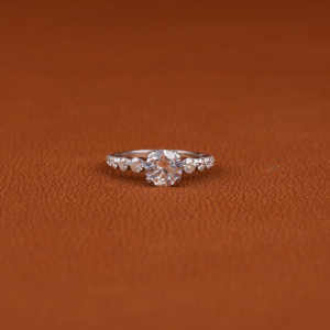 Diamante cultivado en laboratorio con anillo de diamante de corte redondo, Diamante lateral de corte redondo, anillo de compromiso cultivado en laboratorio en anillo de oro blanco sólido de 14KT - Product Image 1