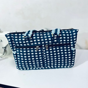 Bolsas acolchadas hechas a mano a medida, algodón suave y diseño duradero. Ideal para compras diarias o salidas casuales. - Product Image 1