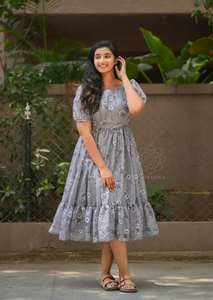 Maxi vestido fluido para mujer étnico con estampado floral, corte holgado, diseño escalonado, mangas abullonadas y botones para viajes, ropa de verano - Product Image 3