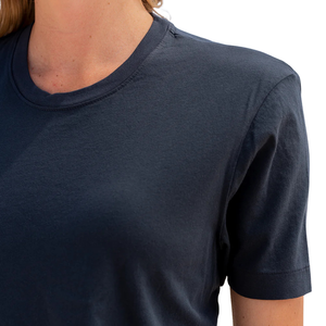 เสื้อยืดคอกลมแขนสั้นสีน้ำเงินกรมท่าสำหรับผู้หญิง ผ้าฝ้ายออร์แกนิคคุณภาพสูง 100% ผ่านการซักล่วงหน้า ได้รับการรับรองมาตรฐาน GOTS เนื้อผ้านุ่ม ระบายอากาศได้ดี - Product Image 3