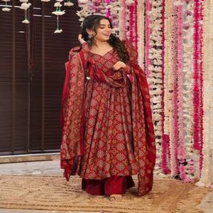 VASTRA COTTAGE Traje Anarkali de Algodón Puro Estampado con Gran Vuelo, Dupatta de Algodón a Juego y Conjunto de Plazzo de Algodón Suave - Product Image 4