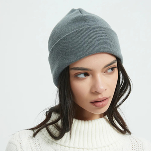 Gorro de punto de lana 100% al por mayor, gorro de punto con logotipo personalizado bordado, transpirable, impermeable, cálido, a prueba de viento, unisex, para deportes al aire libre y viajes - Product Image 1