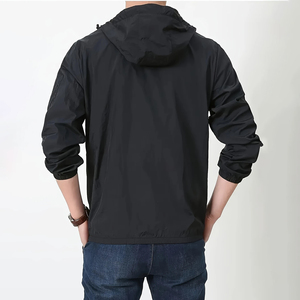 เสื้อแจ็คเก็ตมีฮู้ดสำหรับผู้ชายสำหรับฤดูหนาวกลางแจ้ง ป้องกันแสงแดด พิมพ์ลายตัวอักษร มีซิปกระเป๋าด้านหน้า ฮู้ดปรับได้ น้ำหนักเบา ระบายอากาศได้ดี - Product Image 2