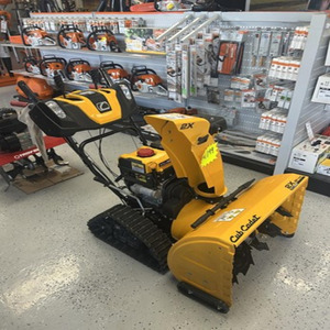 Venta al por mayor: Quitanieves de orugas Cub Cadet 2X de 26 pulgadas con arranque eléctrico y empuñaduras calefactables |    Soplador de nieve a gasolina de 272cc - Product Image 1