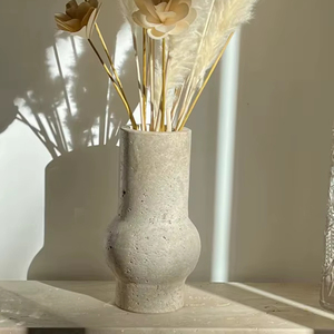 Vase incurvé en pierre de travertin élégant, design texturé artisanal, décoration minimaliste moderne, accent pour les pampas et la mise en scène florale - Product Image 1