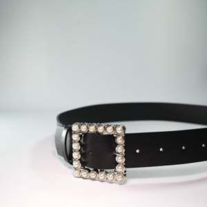 Cinturón de Mujer con Hebilla Cuadrada de Perlas y Material de Aleación - Product Image 1
