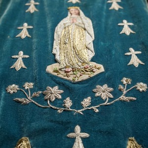 Banderola Procesional Católica Bordada a Mano Personalizada, Virgen María, Terciopelo, con Pin de Seguridad Cosido, Bandera Religiosa Estándar con Cruz - Product Image 4