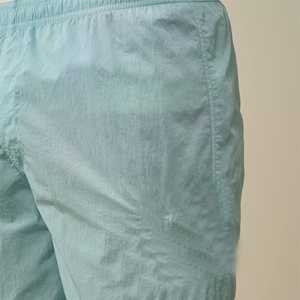 กางเกงขาสั้นผู้ชายสีฟ้าอ่อน 100% โพลีเอสเตอร์ สไตล์ไฮสตรีท เนื้อผ้าเป็นมิตรกับสิ่งแวดล้อม เหมาะสำหรับฤดูร้อน เอวยางยืด มีกระเป๋าข้าง สวมใส่สบาย ไม่ยับง่าย - Product Image 5