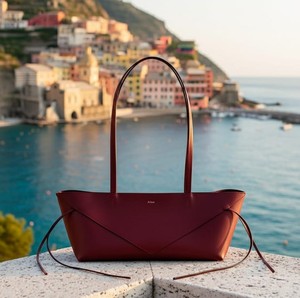 Sac fourre-tout structuré minimaliste vintage en cuir rouge foncé, sac à bandoulière pour femme, fermeture éclair moderne, sac de courses pour vin, résistant à l'eau - Product Image 5