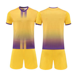 Ensemble de maillot de football pour hommes, tissu léger et respirant pour l'entraînement, les matchs, le jeu d'équipe, ajustement confortable, style performant, élégant - Product Image 6