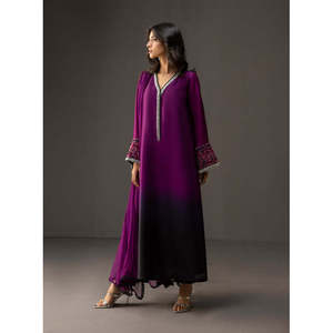 Ensemble 3 pièces Zainab Chotani en satin et soie imprimée brodée avec chemise, dupatta et pantalon BIC-1716 - Product Image 2