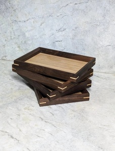 Plateau de rangement et de service moderne aux lignes épurées, côtés surélevés, surface lisse, parfait pour organiser la salle à manger et la maison élégante - Product Image 6