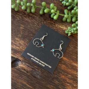Boucles d'oreilles pendantes en forme d'ours Navajo faites à la main avec turquoise Kingman et argent sterling - Product Image 2