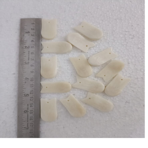 Dents d'élan en os sur mesure disponibles en monotrou et en double convenant aux créateurs de bijoux - Product Image 1