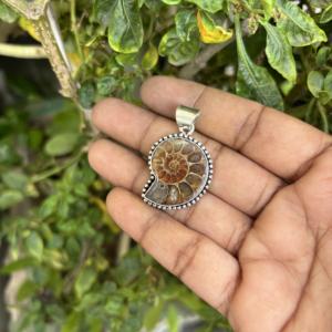 Vente chaude Colliers tendance pour femmes en argent 925 plaqué, pendentifs faits à la main en pierre naturelle d'ammonite, vente en gros de breloques pour enfants - Product Image 1
