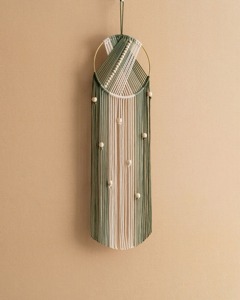 Suspension murale ronde en macramé vert avec perles en bois pour une décoration intérieure élégante, salon, chambre à coucher et décoration intérieure en provenance d'Inde - Product Image 1