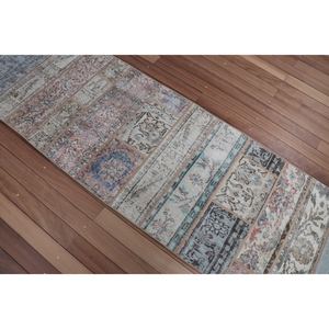 Tapis turc 2,6 x 10,2 pieds, tapis vintage patchwork, tapis beige géométrique avec éléments floraux - Product Image 2