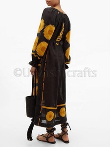 Robe à manches longues ukrainienne faite à la main en noir orange broderie exclusive sur crêpe tissé 100% tissu de coton dernière conception - Product Image 3