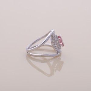 Anillo de Diamante Rosa Ovalado de 0.81ct Cultivado en Laboratorio con Halo y Banda Dividida en Oro Amarillo, Blanco y Rosa de 18K - Product Image 4