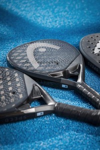 Raqueta de Pádel de Fibra de Carbono de Alta Calidad con Red de Nailon Ligera y Diseño Duradero - Product Image 3
