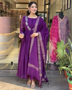 Ensemble Kurti exclusif de 3 pièces avec de magnifiques broderies et des sequins, parfait pour les fêtes de mariage et les tenues traditionnelles - Product Image 1