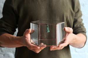 Boîte à bijoux en verre moderne en forme d'hexagone avec cadre en métal poli antique, parfaite pour ranger bagues, colliers et accessoires fins - Product Image 4